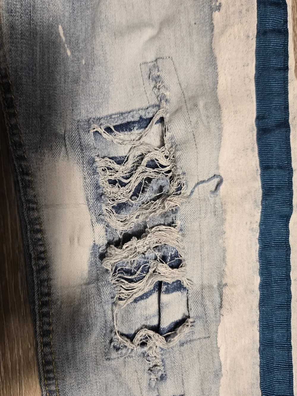 ZCL skinny fit blue distressed denim jeans featuring white paint 32x32